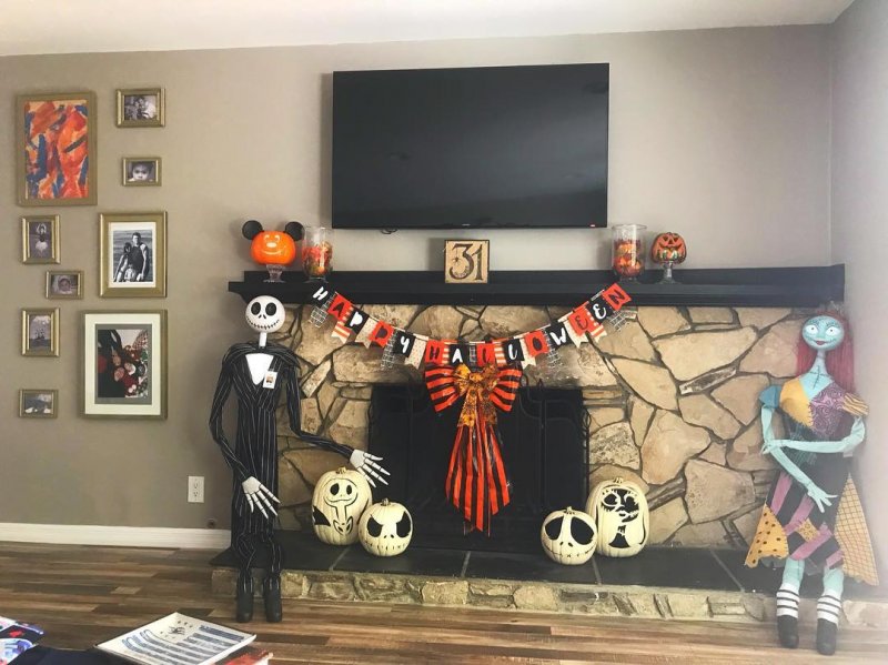 Outstanding Halloween Mantel Decoration.