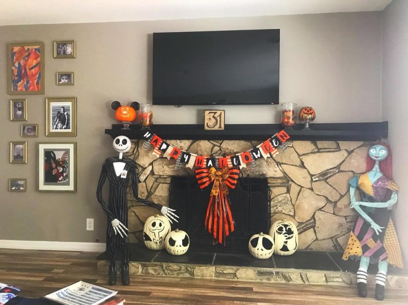 Outstanding Halloween Mantel Decoration.