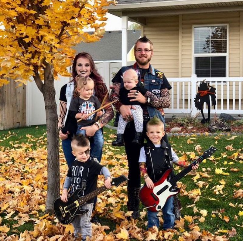 Rock Band Family Costume for Halloween Party.