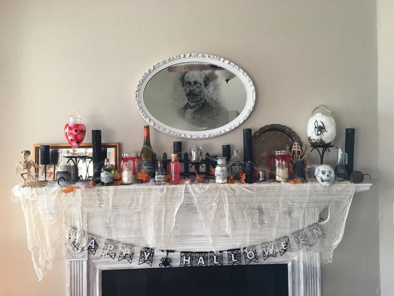 Simple Halloween Mantel Decoration.