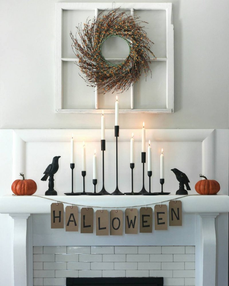 Simple yet Excellent to Complete Mantel Decoration for Halloween.