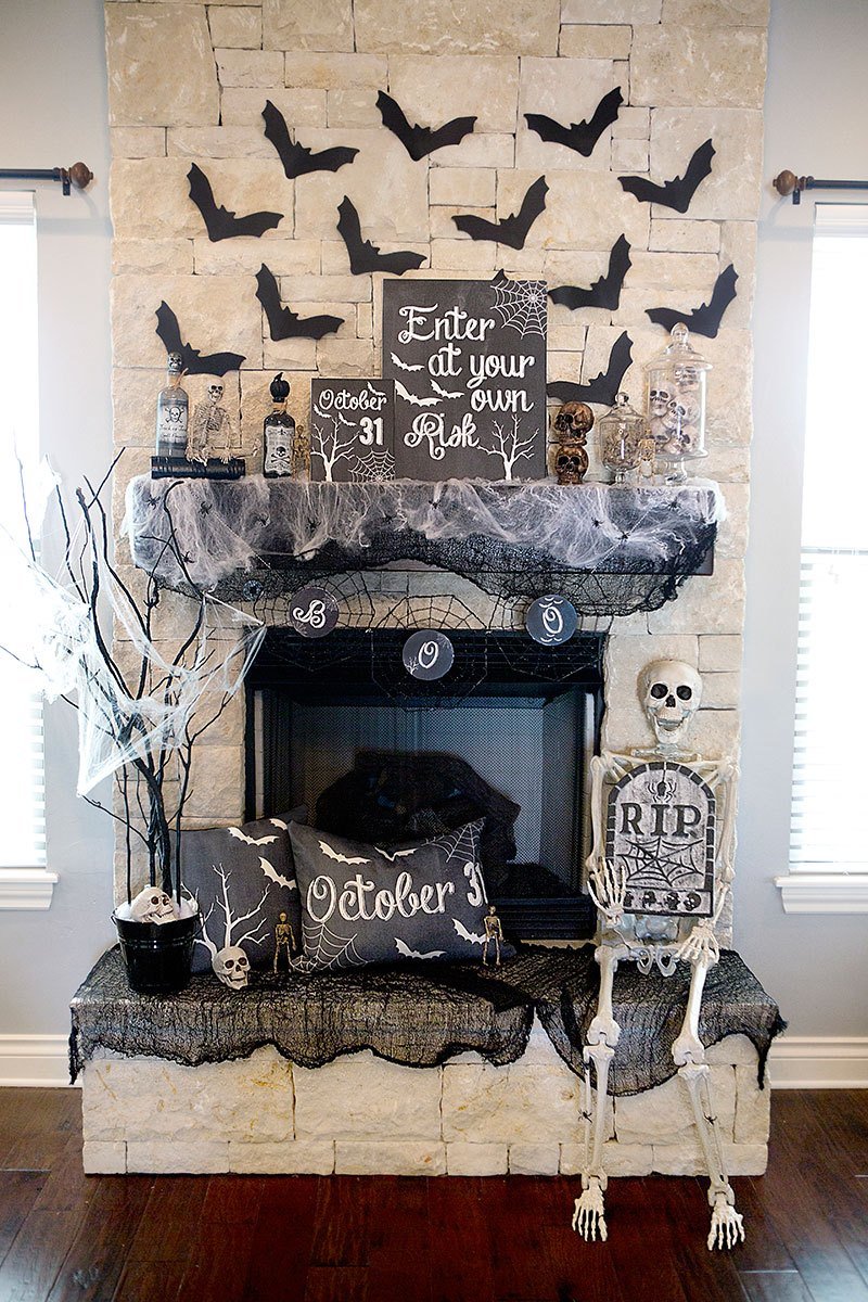 Spooky Halloween Mantel Decor.