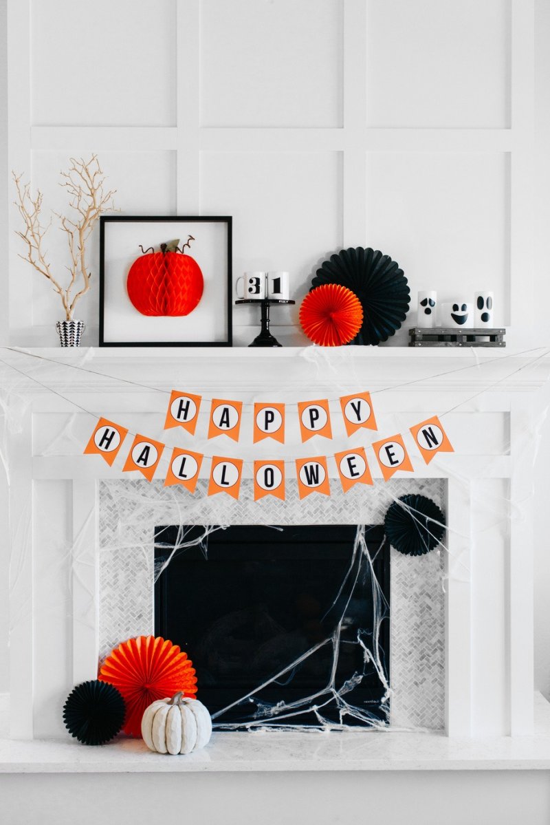 Such a beautifully simple and classic Halloween mantel.