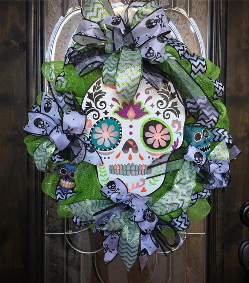 Sugar Skull lights up with Ribbons.