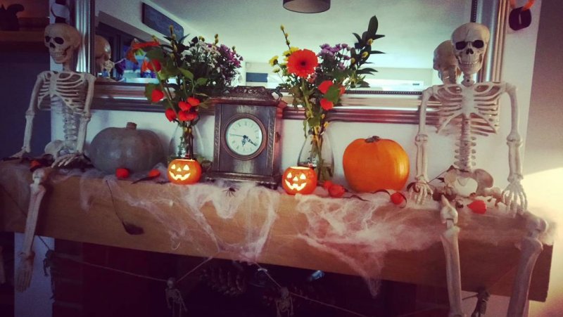 Twin Skeleton Mantel Decoration Idea for Halloween.