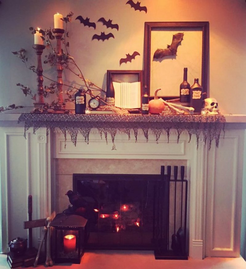 Well-Designed Mantel Decoration for Halloween.
