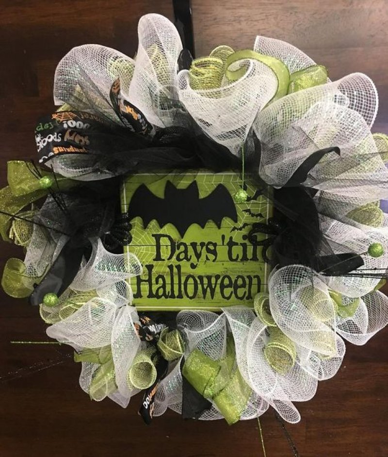 White and Green Burlap Wreath with Printable Board.