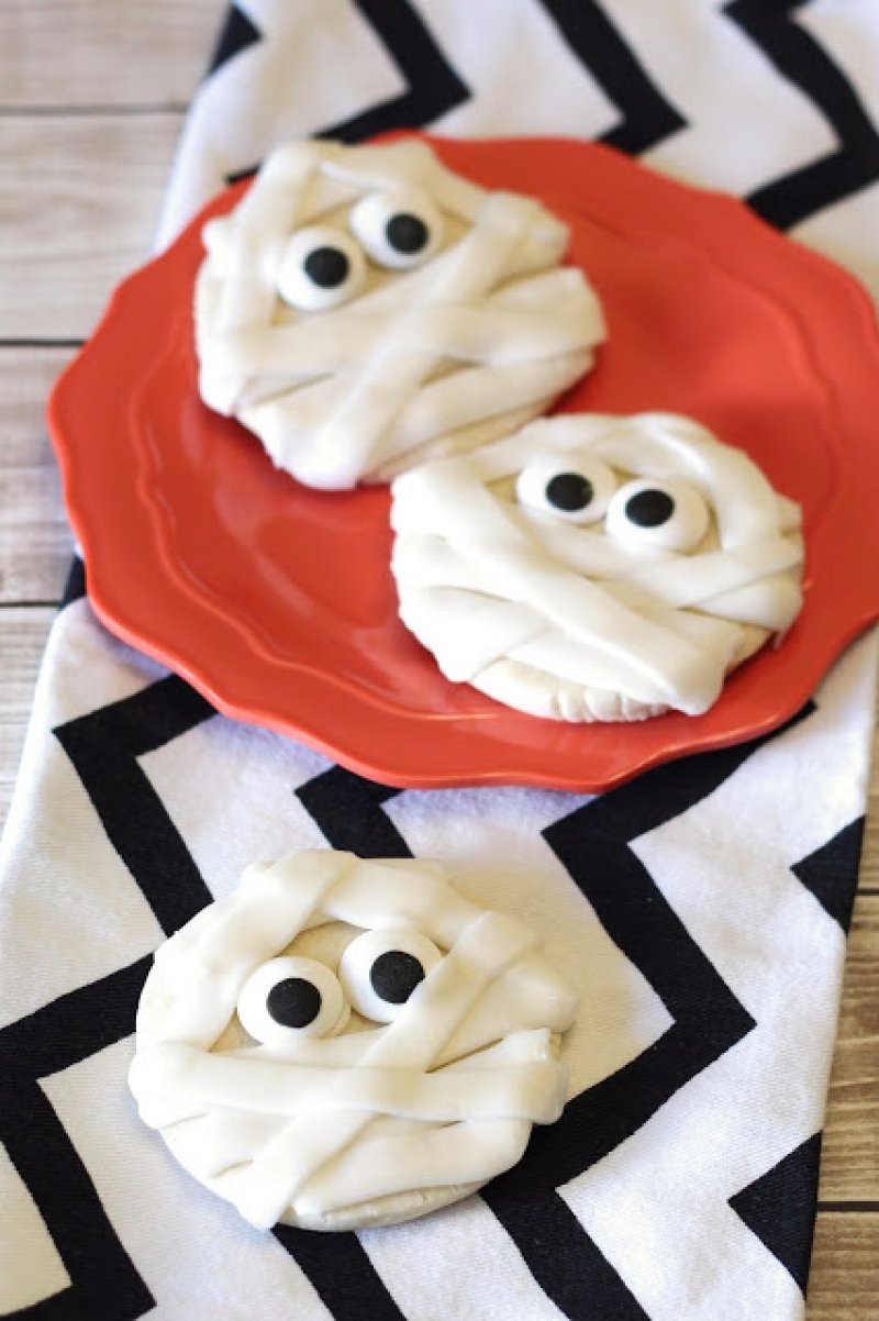 Gluten-free mummy cookies by Sarah Bakes Gluten-Free