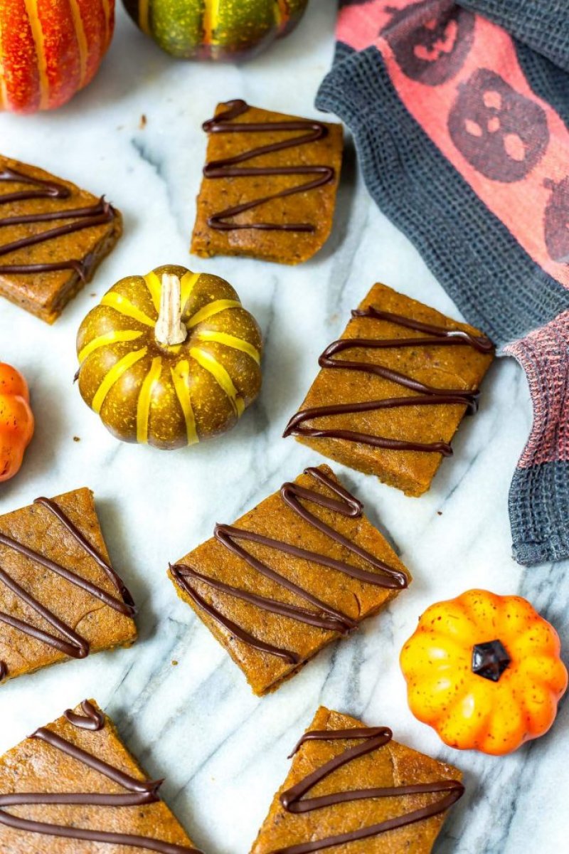 Pumpkin spice latte protein bars from The Girl on Bloor