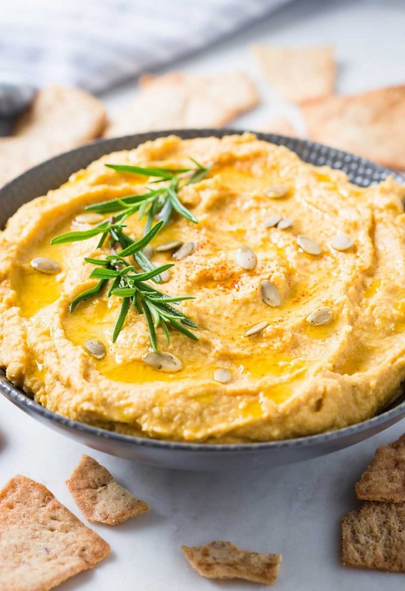 Roasted garlic easy pumpkin hummus from Watch What U Eat