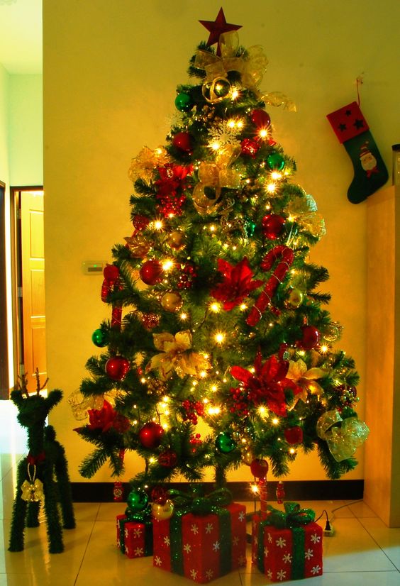 A nicely decorated Christmas tree will make the living room full of warmth and warmth throughout the month.