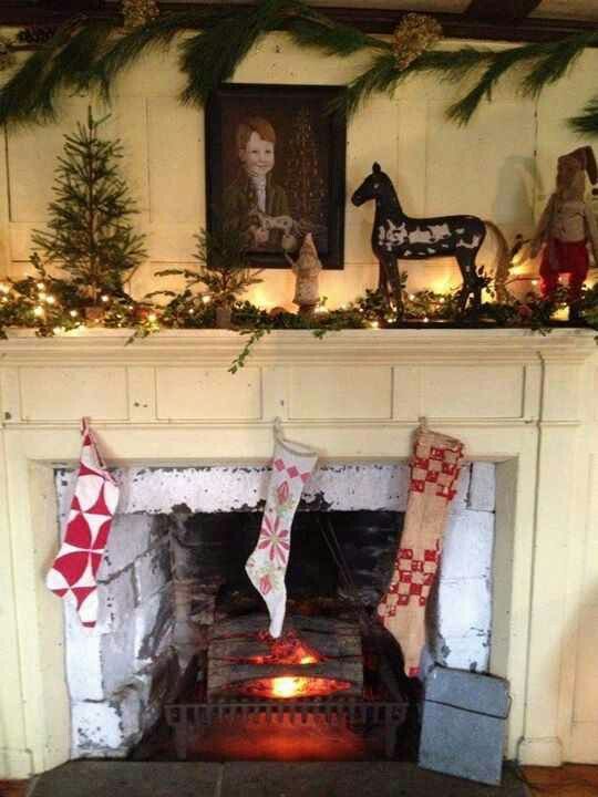 Amazing Christmas mantel decor.