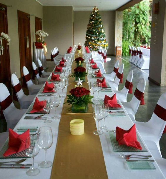 Amazing Christmas table setting idea.