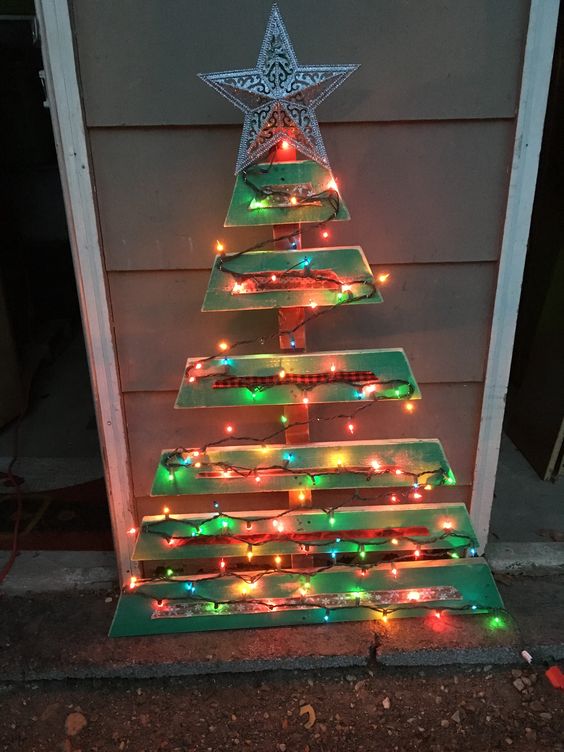 Awesome Pallet Christmas Tree.