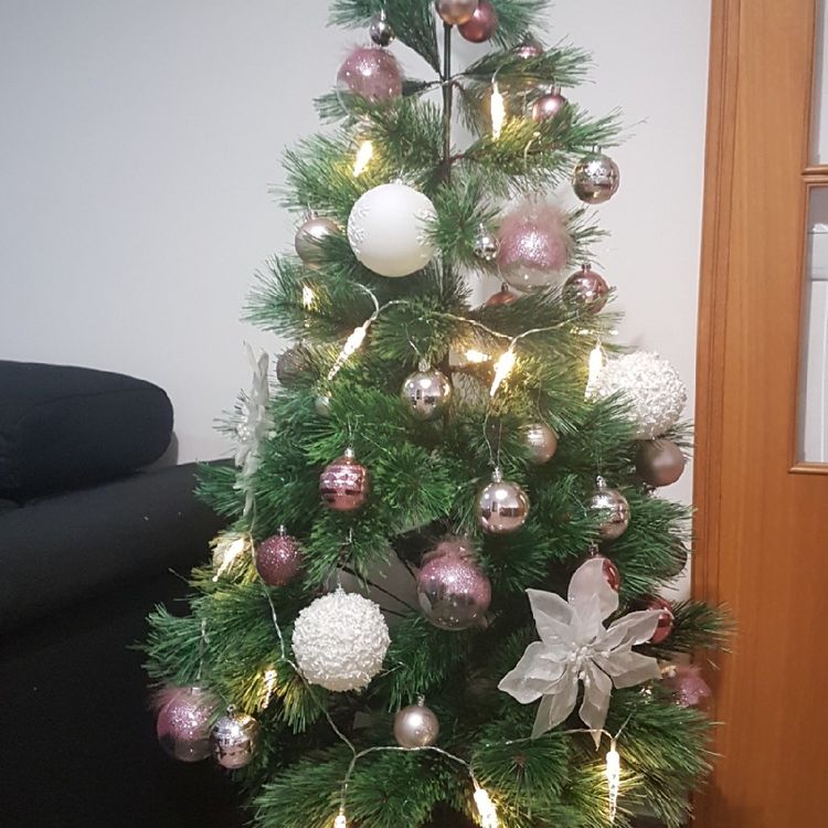 Beautiful Christmas Tree! Very nicely designed!