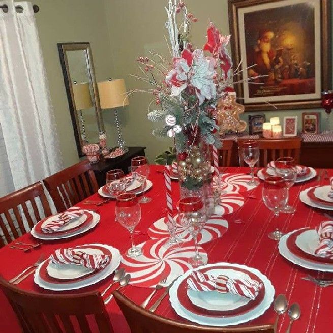 Beautiful and rustic Christmas table decorations.