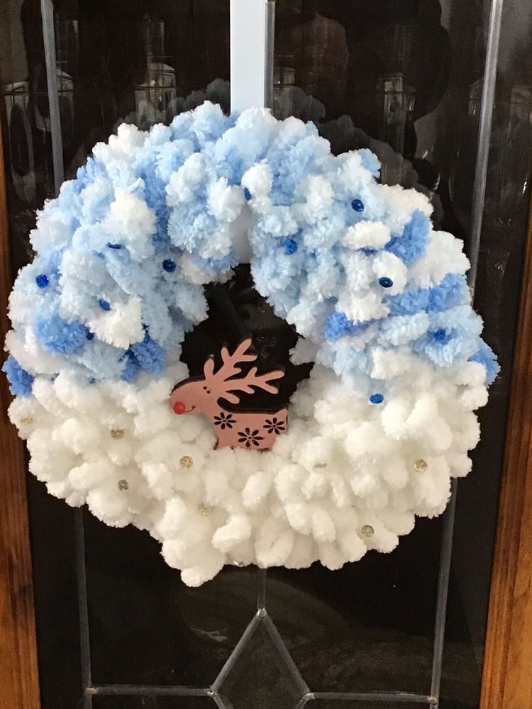 Beautiful loop yarn wreath is so simple to make!