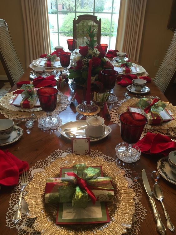 Beautifully styled Christmas table decorations.