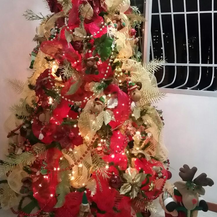Bright Christmas Tree Decorating Idea.