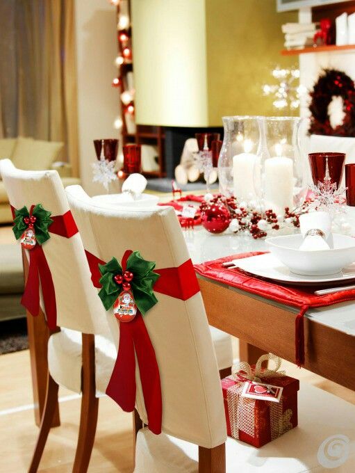 Bring your guests together around a Christmas table.
