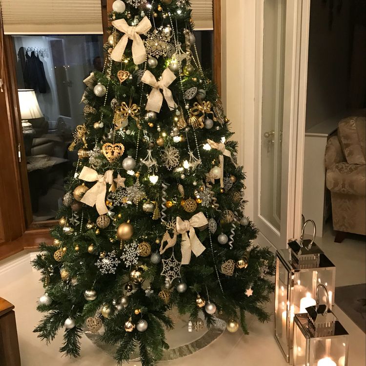 Christmas tree looks so beautiful! Merry Christmas!