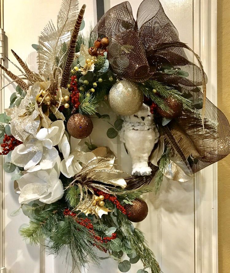 Classic Christmas Owl Wreath Decorations.