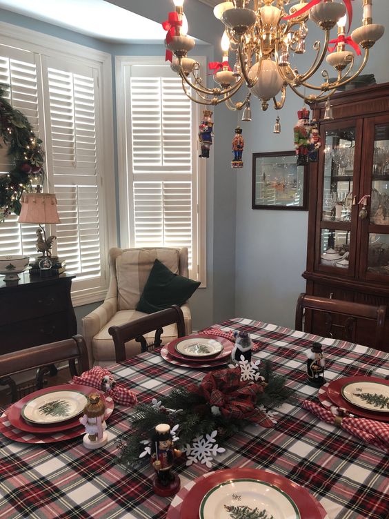 Create the ultimate Christmas table setting.