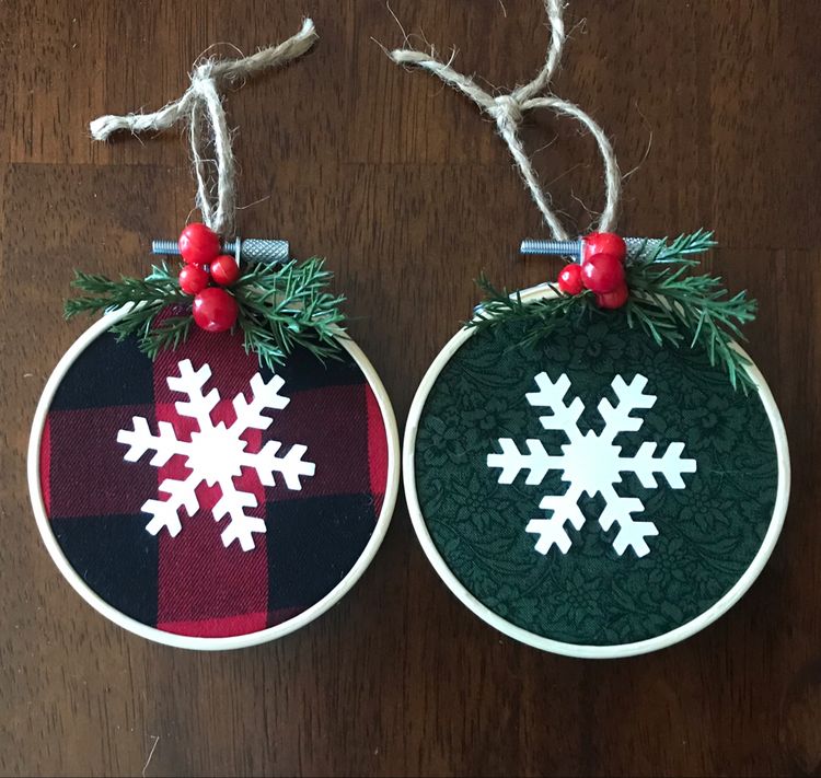 DIY Embroidery Hoop Christmas Ornaments.