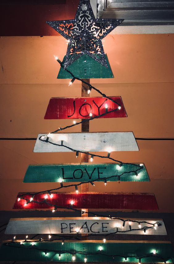 DIY Minimalist Wooden Christmas Tree.