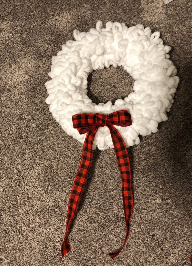 DIY Winter Loop Yarn Wreath.