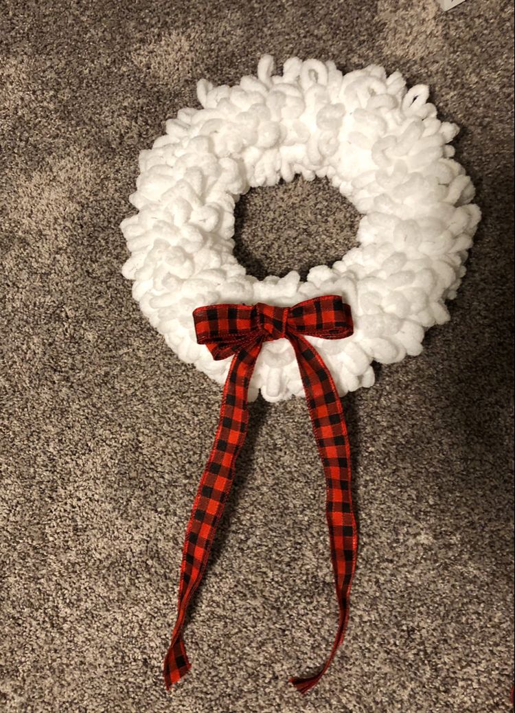 DIY Winter Loop Yarn Wreath.