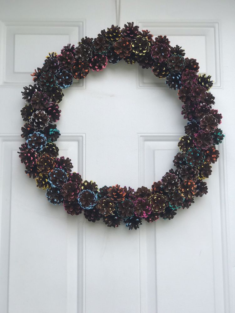 Easy & long lasting DIY pinecone wreath.