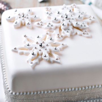 Glittering snowflake cake by Good To Know