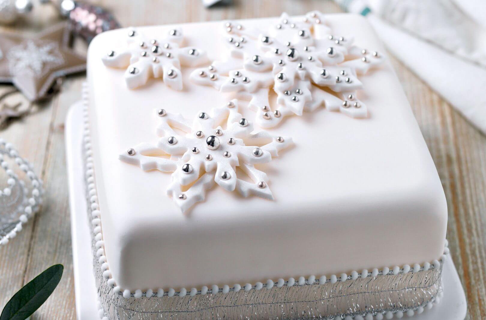 Glittering snowflake cake by Good To Know