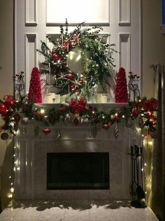Gorgeous Christmas mantel decorating ideas and inspiration for you.
