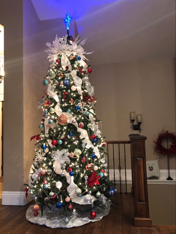 Gorgeous Christmas tree decorating idea.