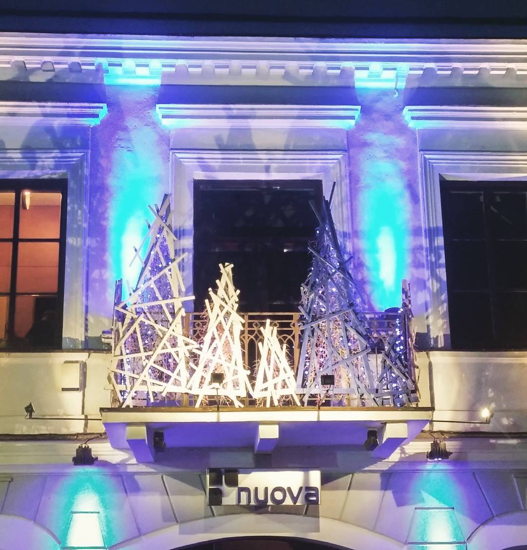 Inspiring Christmas Balcony.