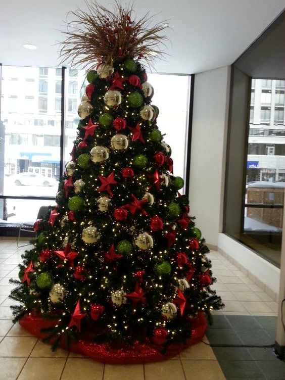 Interesting tree topper!! Love the big ornaments.