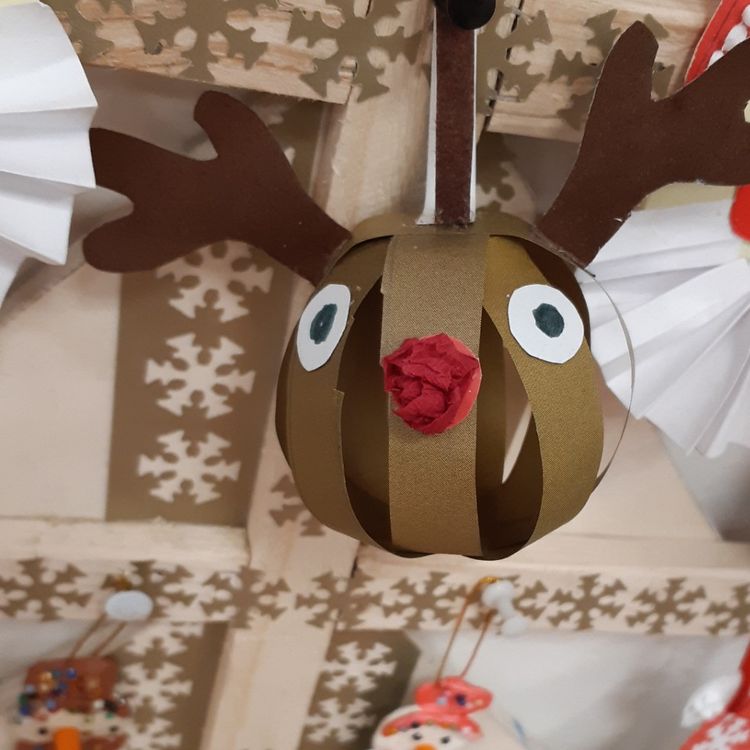 Make a paper ball reindeer craft!
