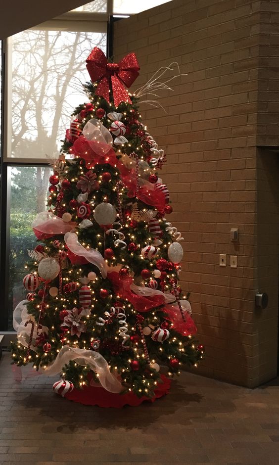 Mesh ribbon; corporate Christmas tree; red and white Christmas.