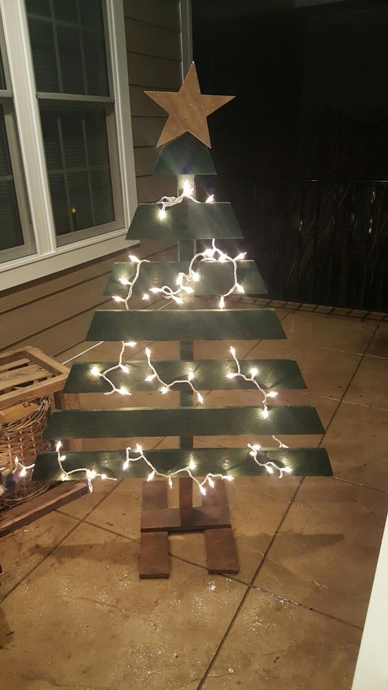 Pallet Christmas Tree. Very simple but very cute.