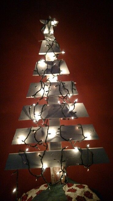 Pallet board christmas tree with lights.