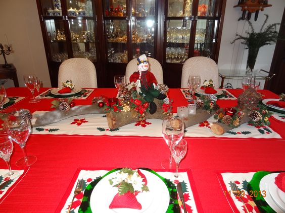 Perfect Christmas table settings & decorations.