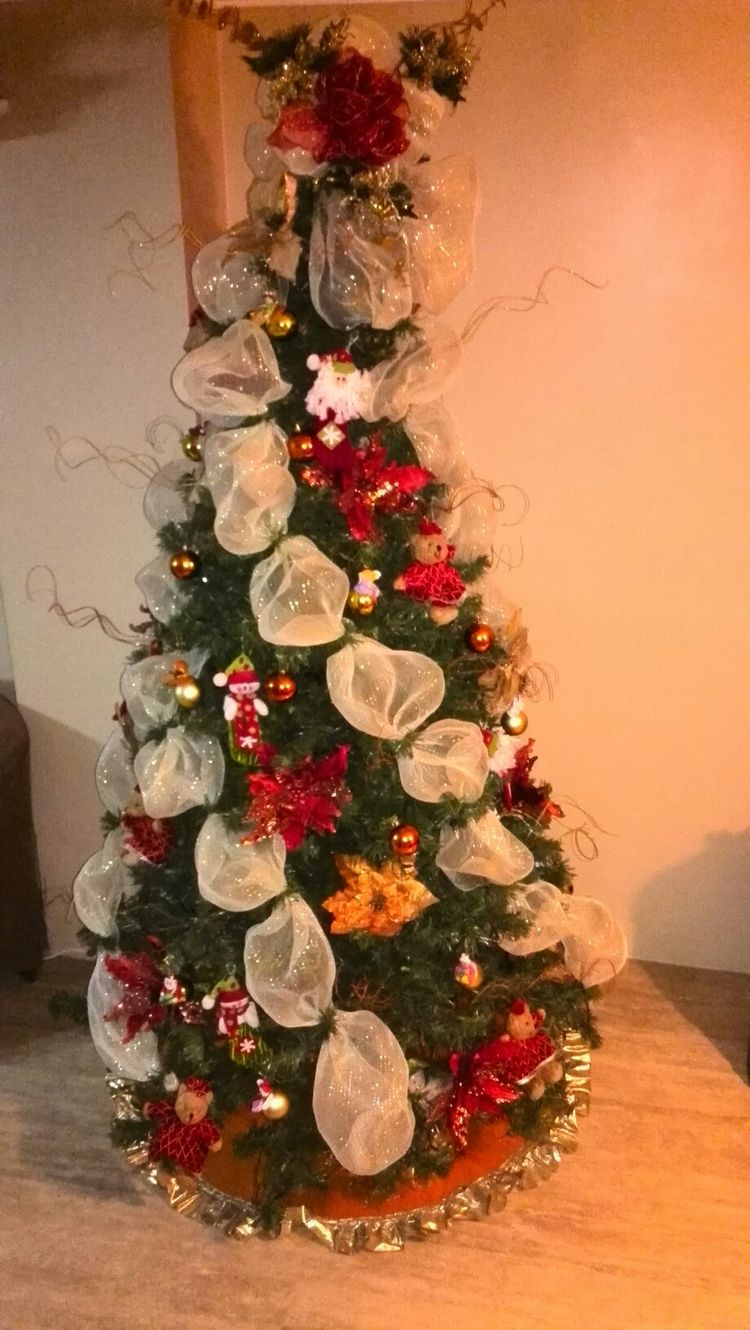 Simply stunning Fresh-Cut and Artificial Christmas Tree.