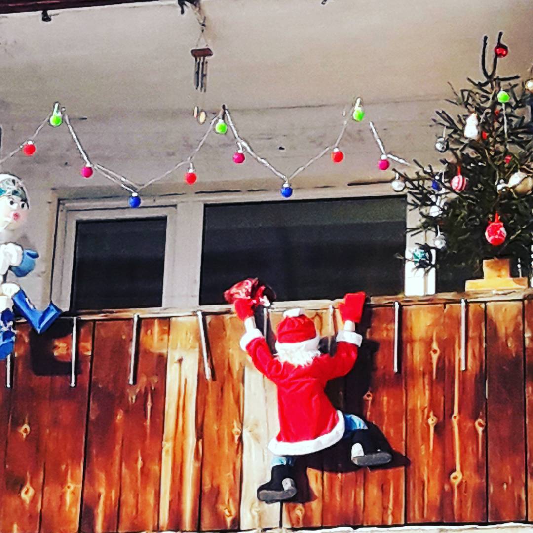 So creative, creative people decorate their balcony for the Christmas.