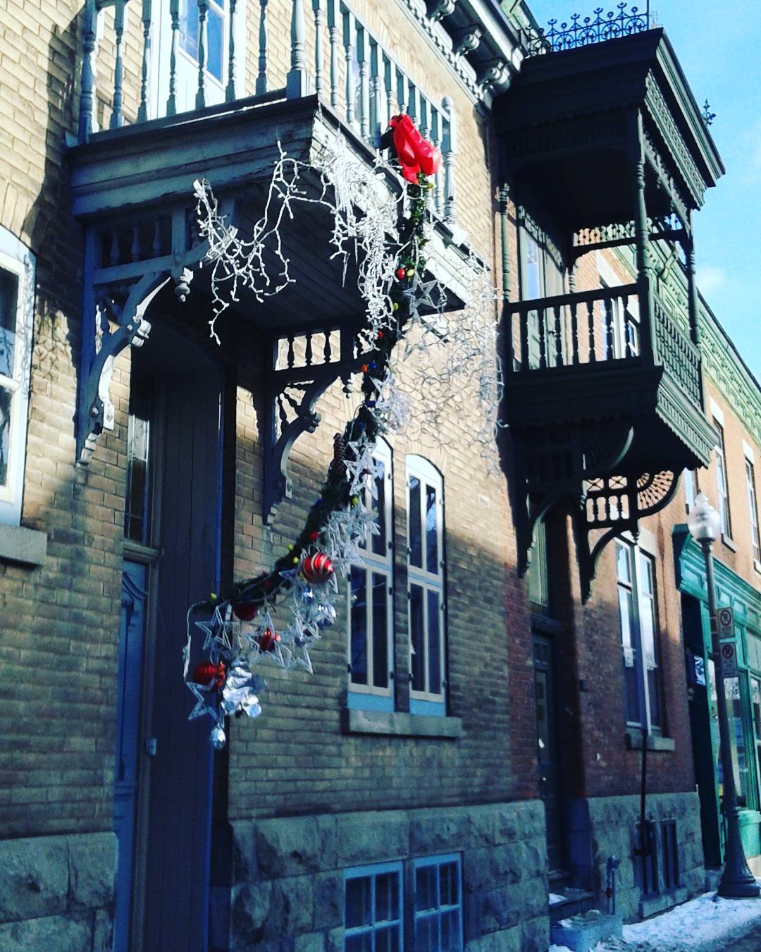 Sooo pretty and simple balcony decorated for Christmas.