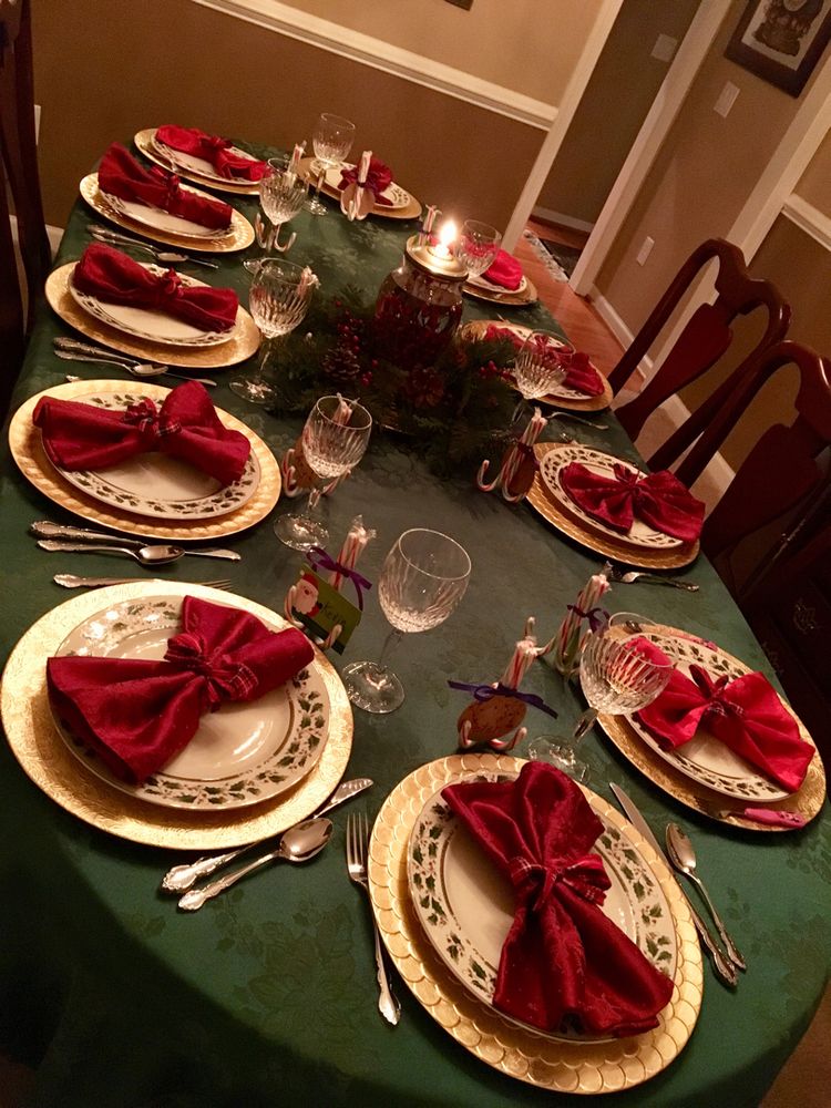 Stunning Christmas table setting.
