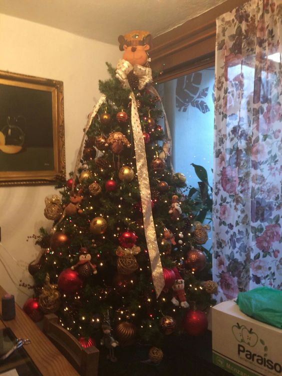 Super cool Christmas tree decoration hacks.