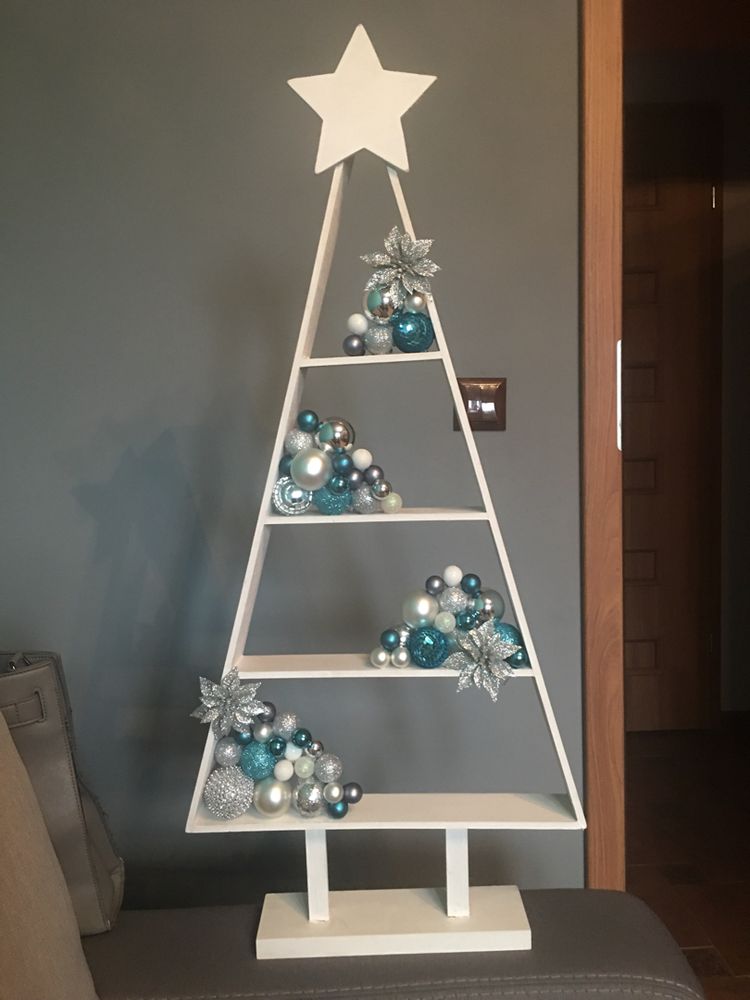 This looks Amazing wooden pllate Christmas tree.