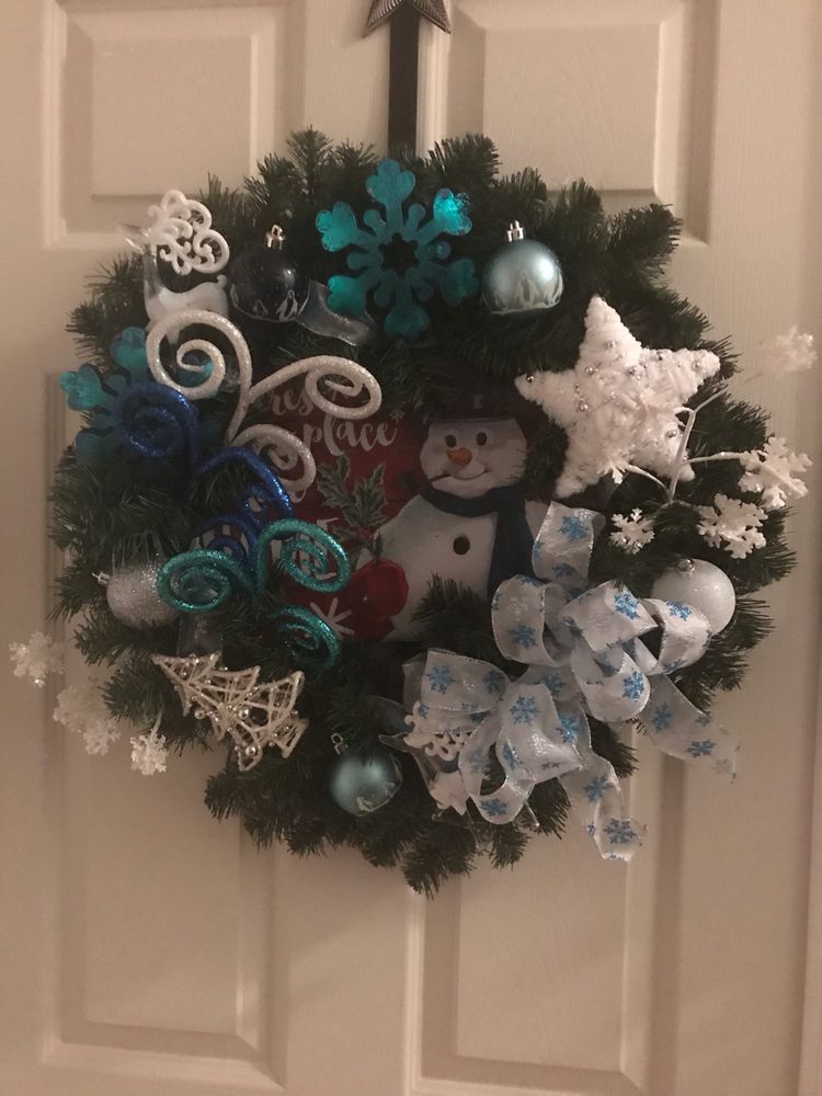 This wreath is very pretty!
